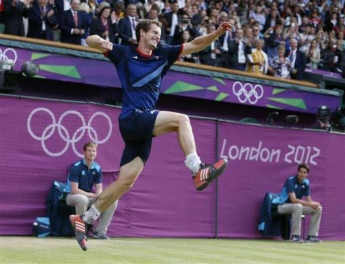 Andy Murray sau khi giành huy chương Vàng tennis đơn nam.